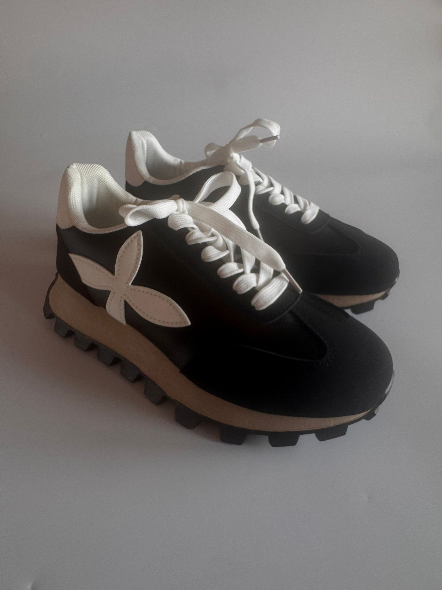 Damen Retro-Sneaker in Schwarz mit Stern