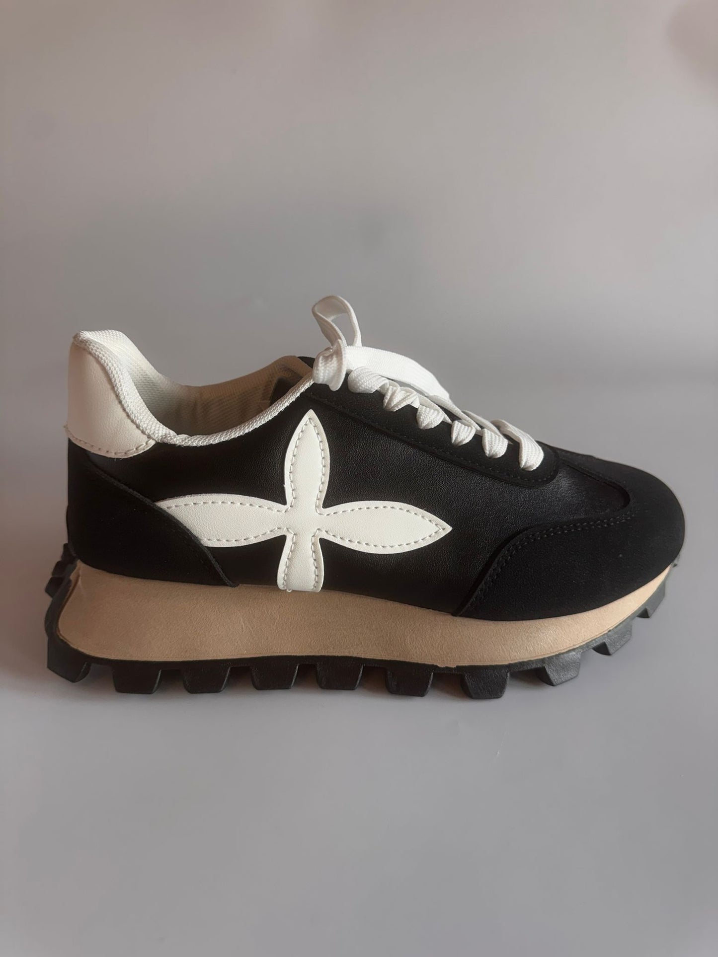 Damen Retro-Sneaker in Schwarz mit Stern