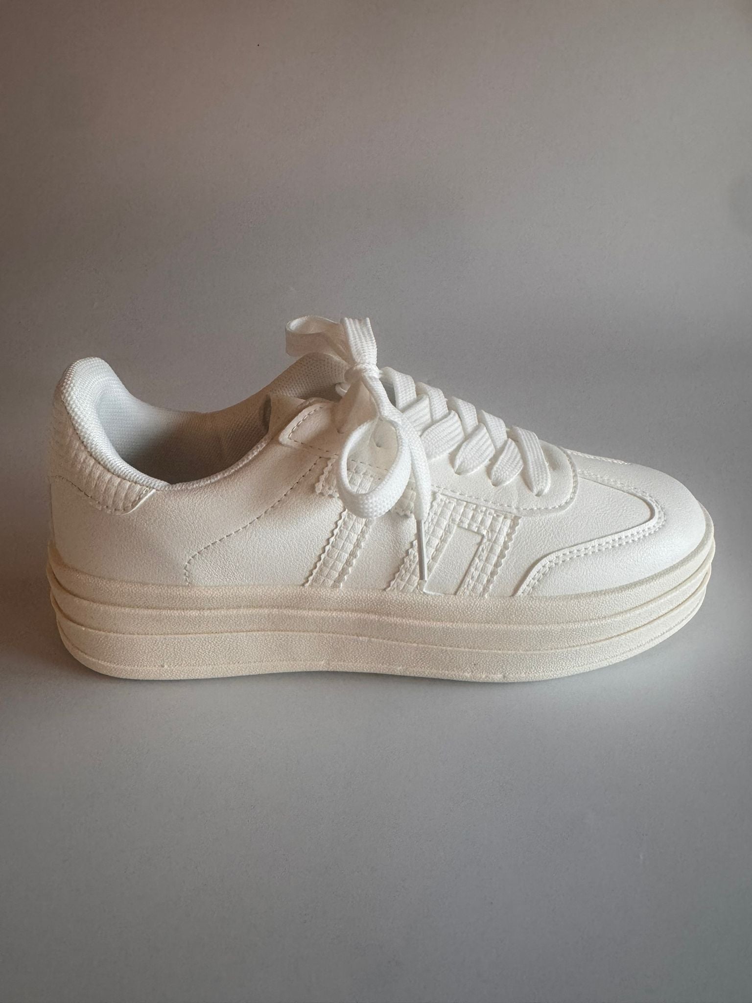 Damen Sneaker in Offwhite – Clean Look