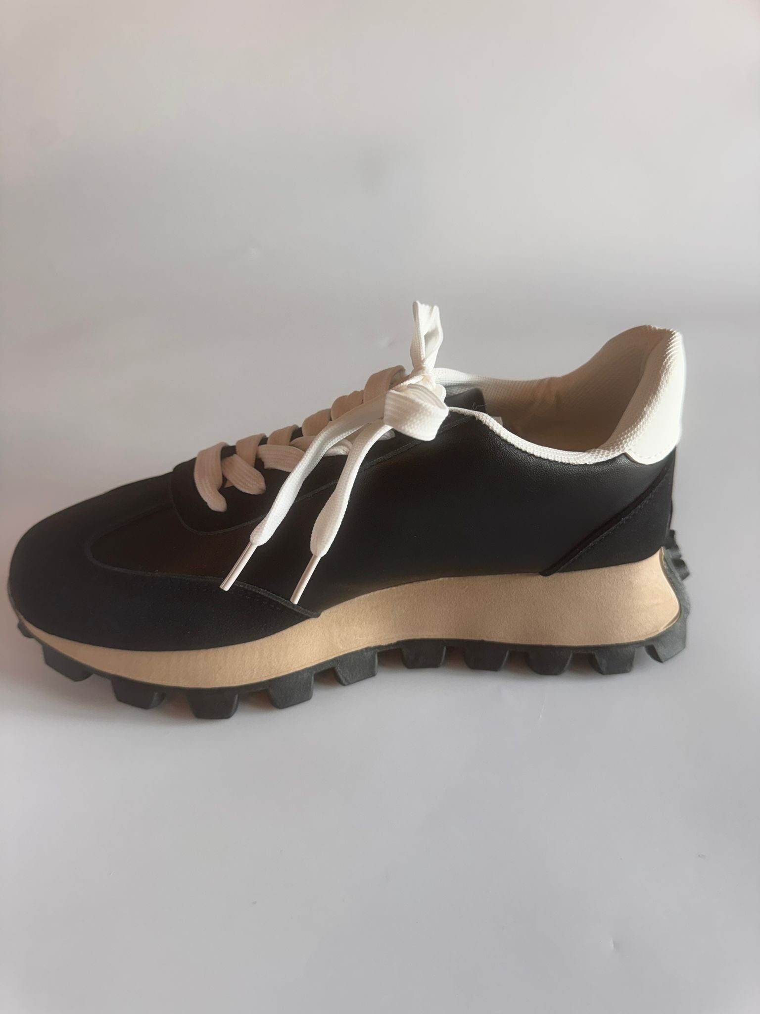 Damen Retro-Sneaker in Schwarz mit Stern
